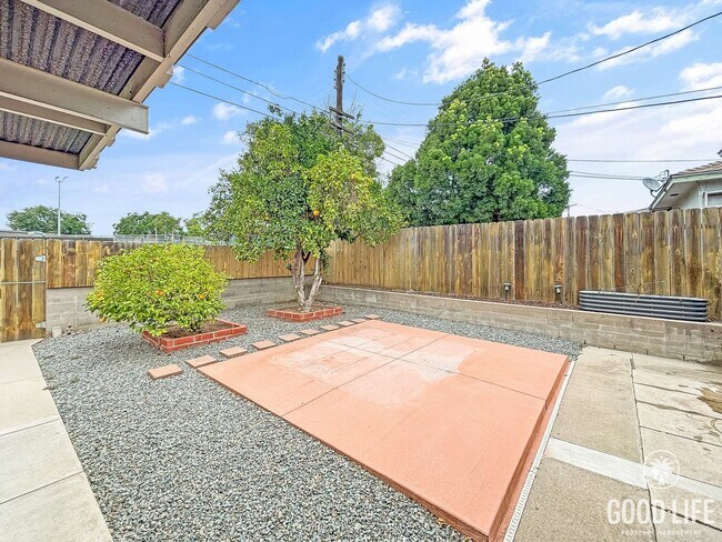 Building Photo - Beautiful 3BD/1.5BA Home in Allied Gardens...
