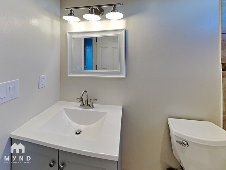 Building Photo - 875 Glen Vista Dr