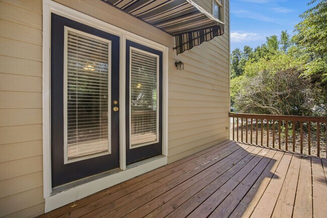 Building Photo - Beautiful End-Unit Townhome with Fresh Updates in Convenient Raleigh Location!