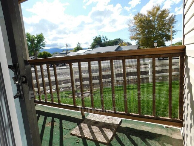 Building Photo - 1102 E Carolina Ave