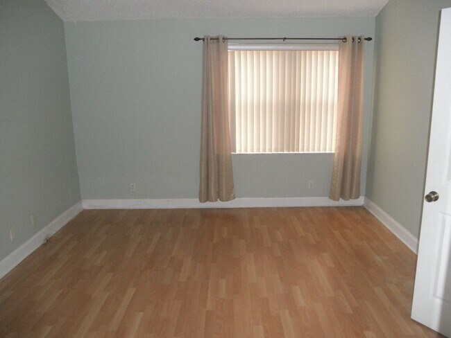Building Photo - 1004 Landings Blvd