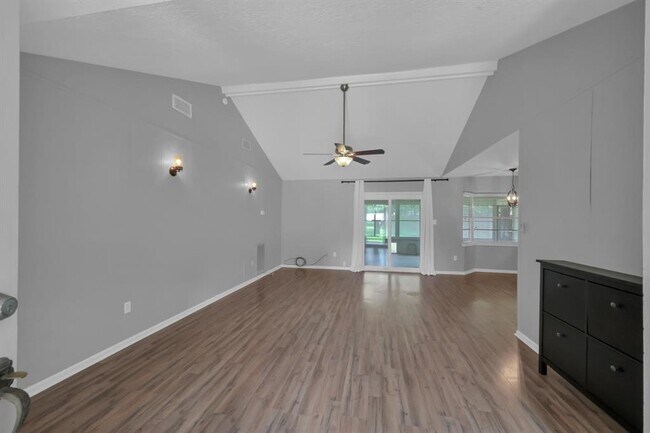 Building Photo - 156 Greenleaf Ln