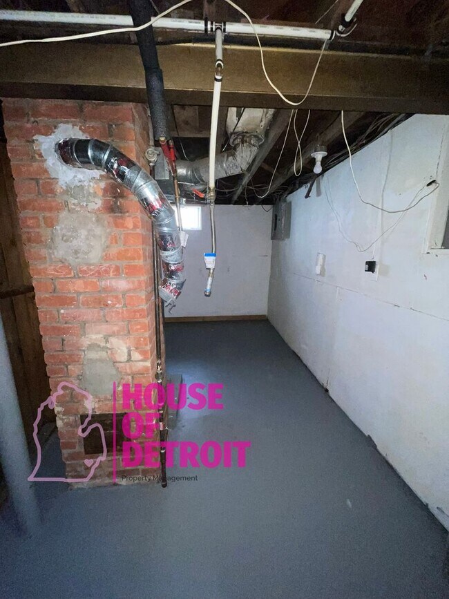 Building Photo - SUMMER SPECIAL~ 3 BEDROOM 1.5 BATH~ FREE P...