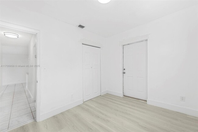 Building Photo - 3241 SW 40th Ave