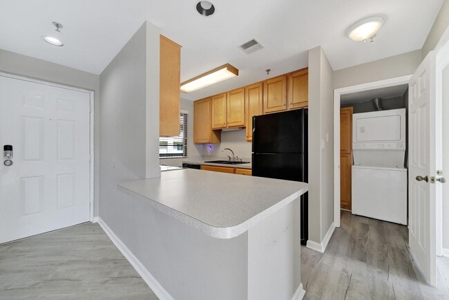 Building Photo - Lovely Two Bed Two Full Bath Condo in Fort...
