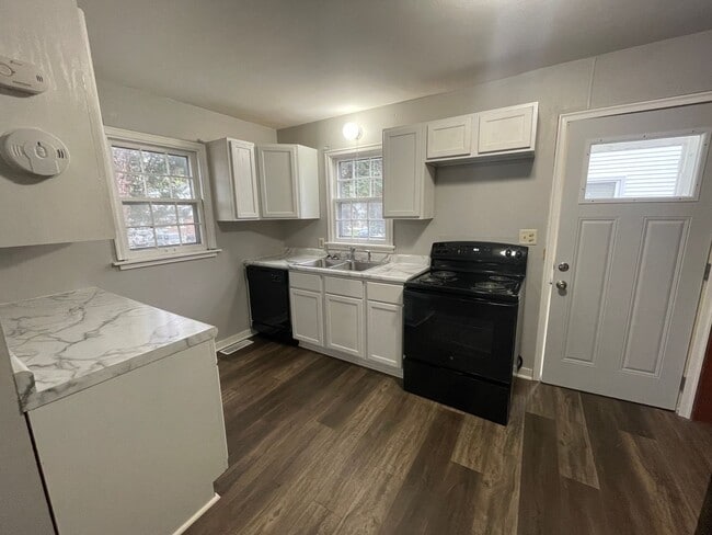 Building Photo - 1 Bedroom Home - Washer-Dryer Included!
