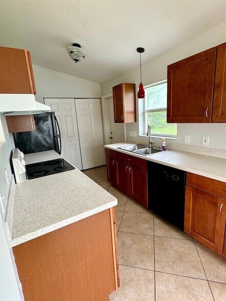 Building Photo - 26 Rybar Ln