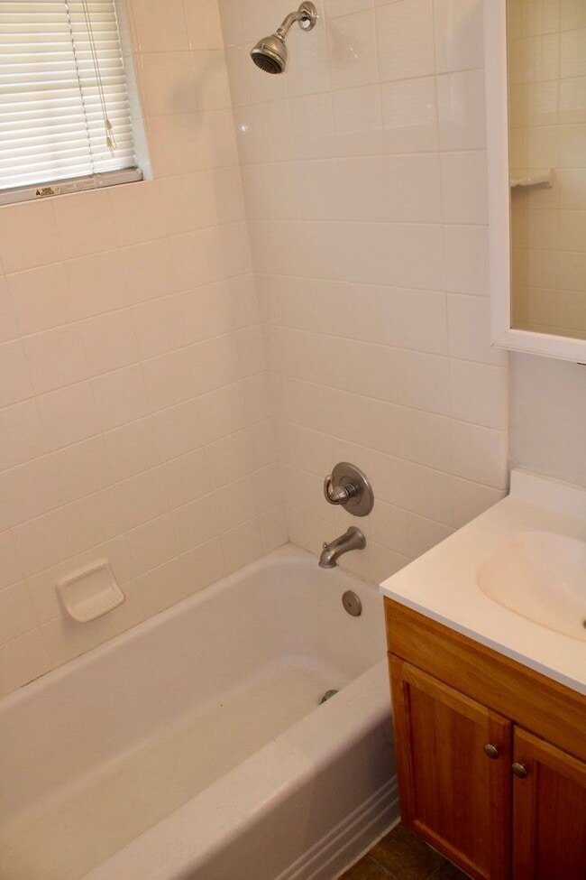 Building Photo - Cute 3Bedroom 1Bath Home Located Off Stockdale Hwy Centrally Located. Large Gated Yard. Gardner I...