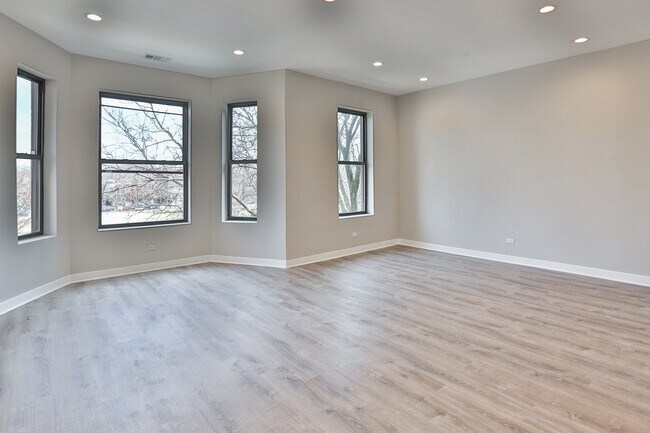 Building Photo - 1542 N Oakley Blvd