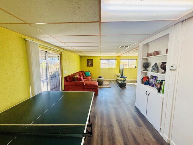 Building Photo - 4 bedrooms, 2 kitchens, 2.5 bathrooms, lau...