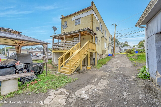 Building Photo - 627 Main St