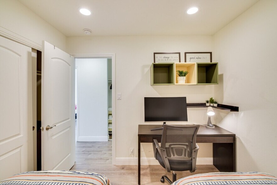 Building Photo - 4615 Armour Dr