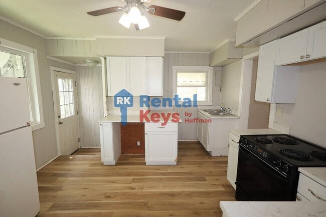 Building Photo - Two Bedroom House