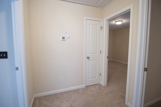 Building Photo - Spacious 3 Bedroom, 2.5 Bathroom Townhome ...