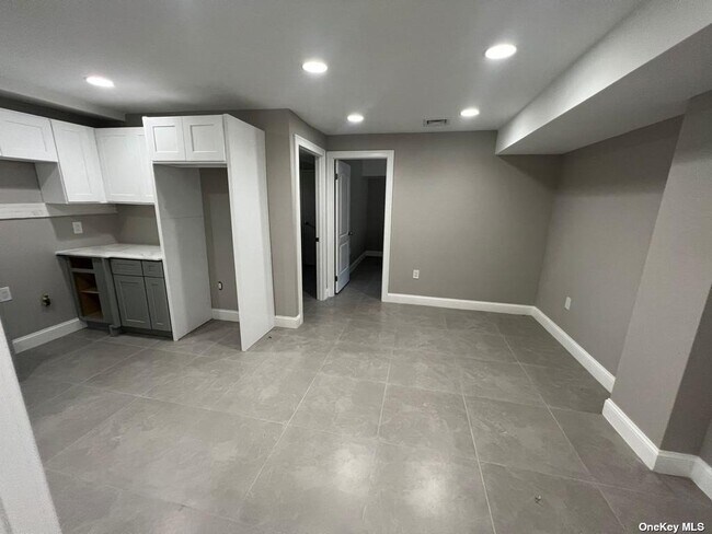 Building Photo - 14-34-34 Dunbar St