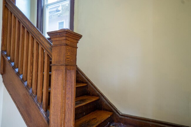 Building Photo - Spacious 3 Bedroom With Beautiful Front Po...