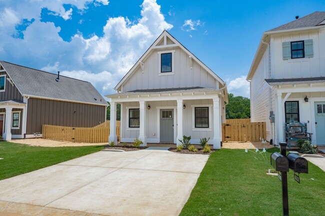 Building Photo - The Maple Farmhouse