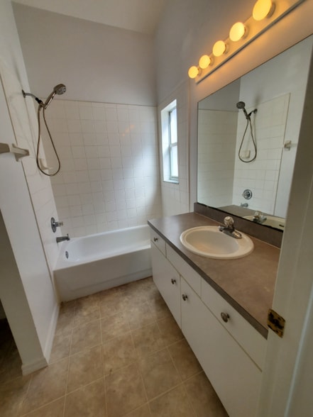 Building Photo - 705 Eagle Pointe S