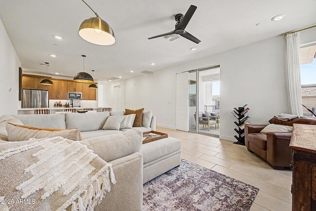 Building Photo - 2121 W Sonoran Desert Dr