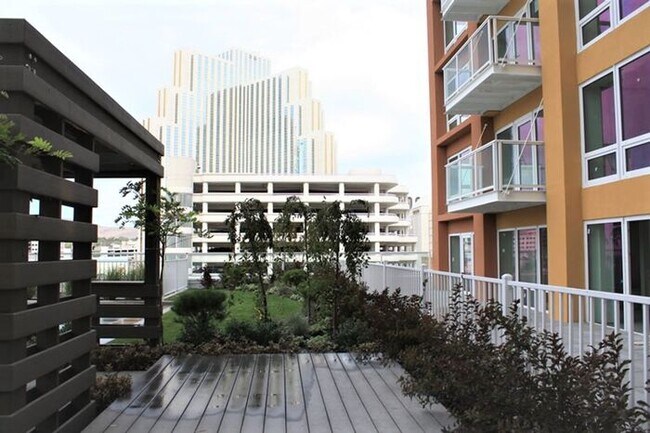 Building Photo - At the Montage!!! 1 bedroom 1 bath luxury ...