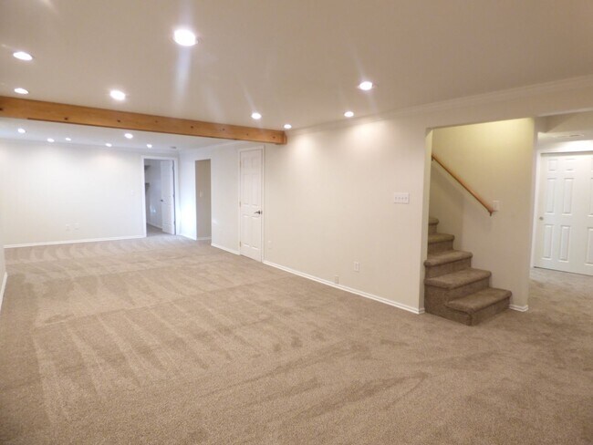 Building Photo - 5 Bd 3 Ba Home in Sandy