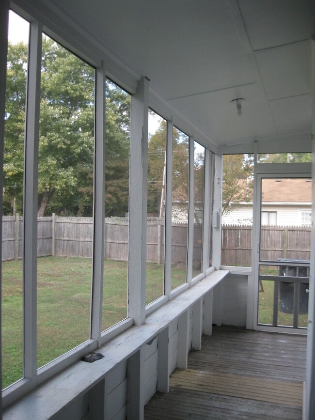 Building Photo - Beautiful 2BR single family with detached ...