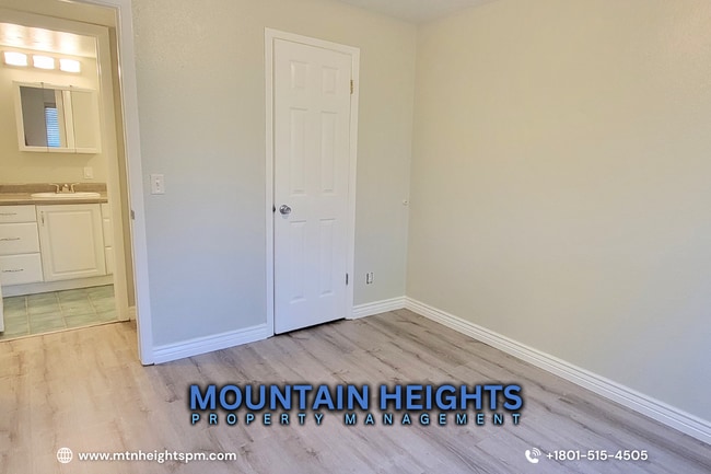 Building Photo - 450 E Creekside Cir