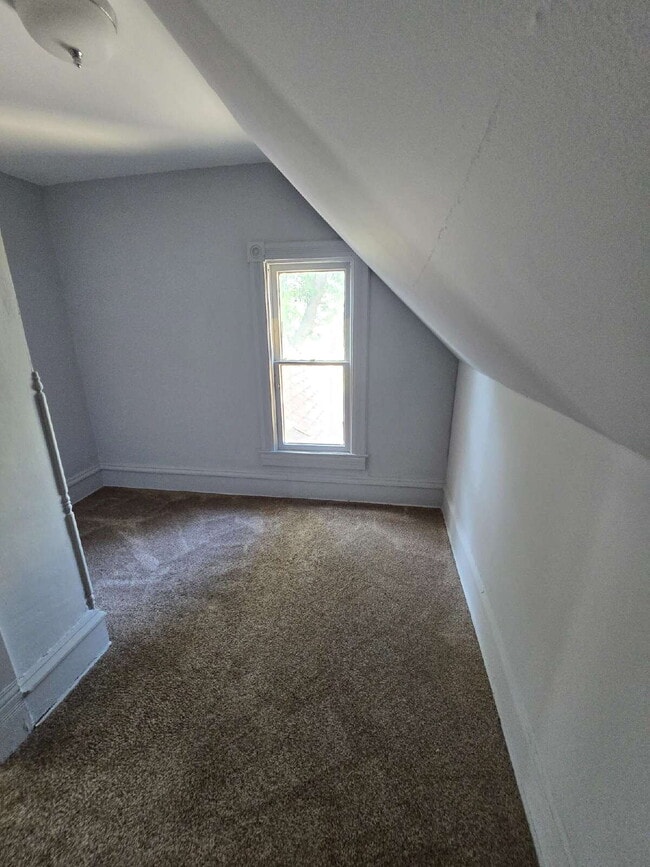 Building Photo - Charming 3-Bedroom Home Near Downtown – Av...