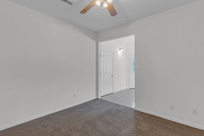 Building Photo - Huge 3 Bedroom, 2 Bath Town Home in SW Col...