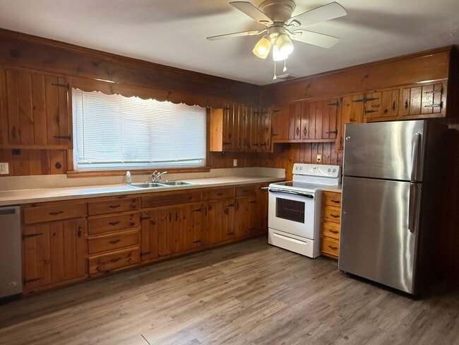 Building Photo - 3bed / 2 bath house near Race Track!