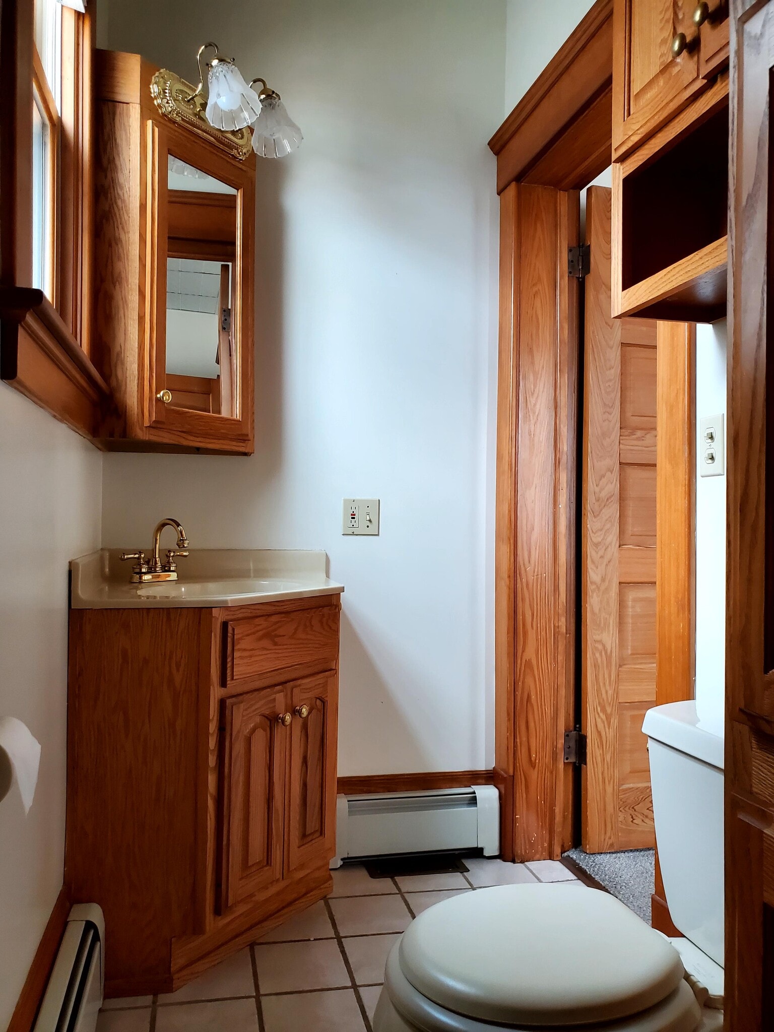 Washroom (located directly off BR 1) - 204 Crawford Ave