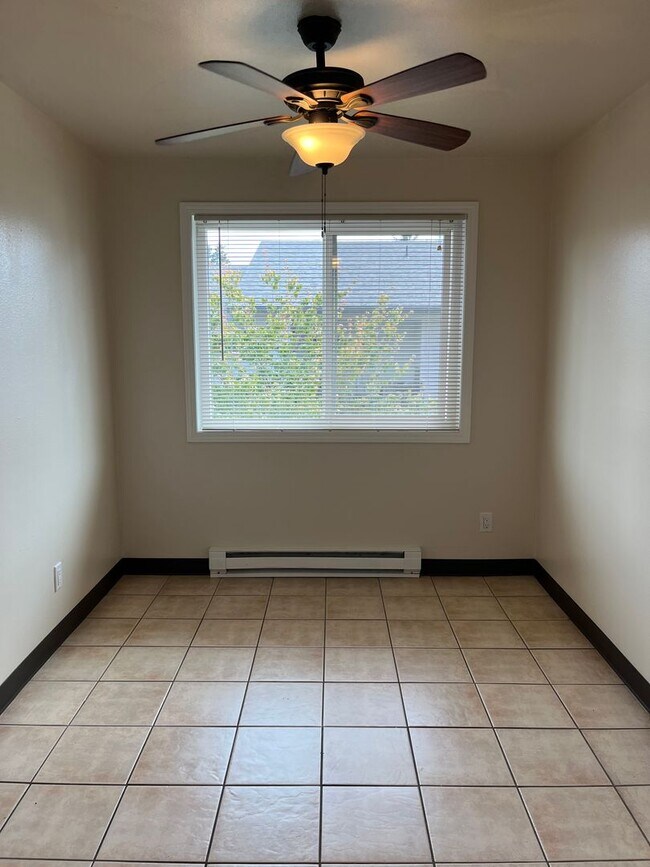 Building Photo - 1 Bed • 1 Bath Downstairs Unit