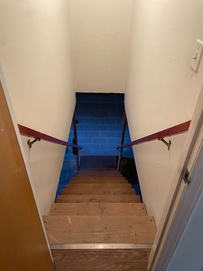 Building Photo - 2-3 BED, 1.5 BATH BRICK HOME