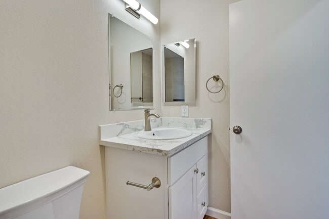 Building Photo - Newly Remodeled 3BR, 2BA, 1,117sf Duplex w...