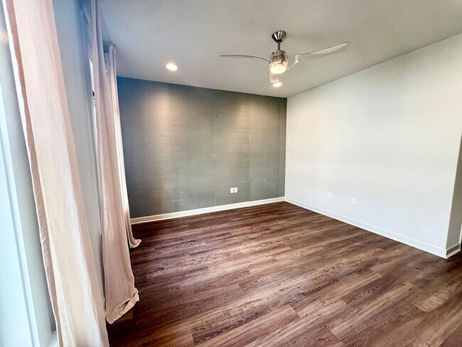 Building Photo - ELITE Townhome on Market Common! Move in ready! Make it YOURS for the Holidays!