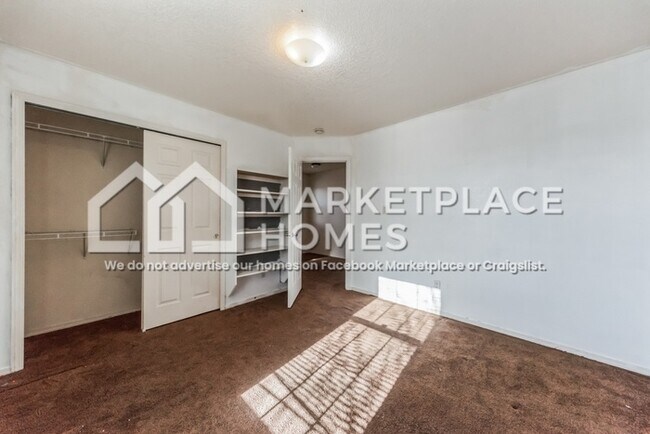 Building Photo - 1028 Alexandra St SW