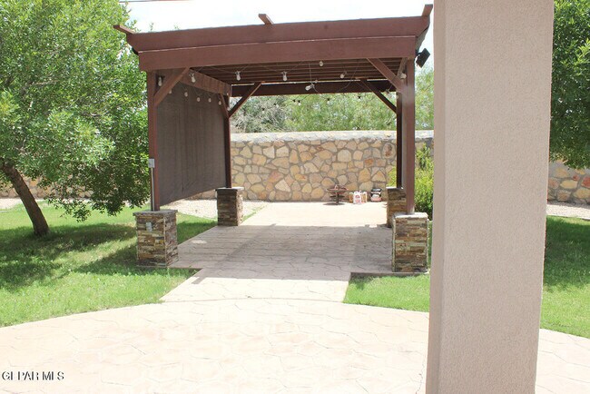 Building Photo - 13832 Hollywood Dr