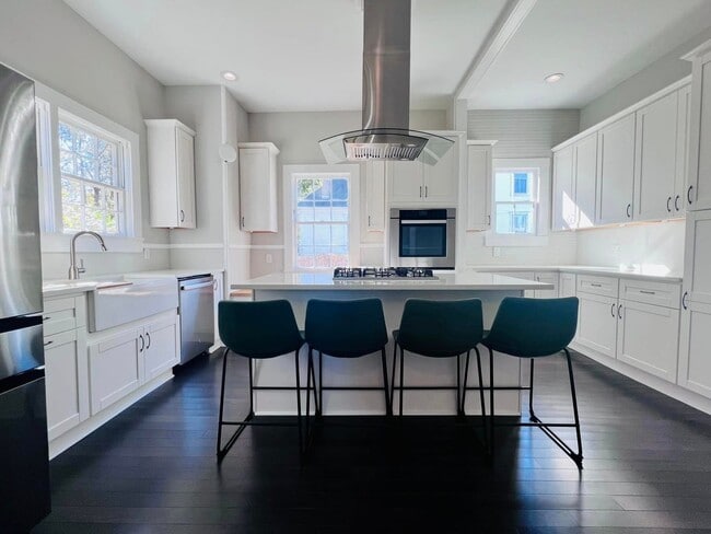 Building Photo - Charming home, gourmet kitchen, and large backyard in Oxford