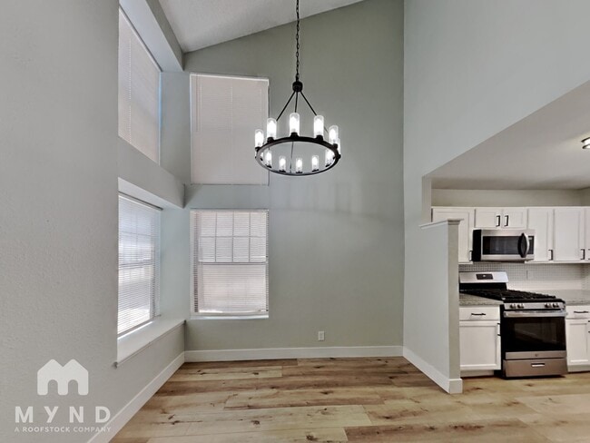 Building Photo - 4336 N Fox Point Dr