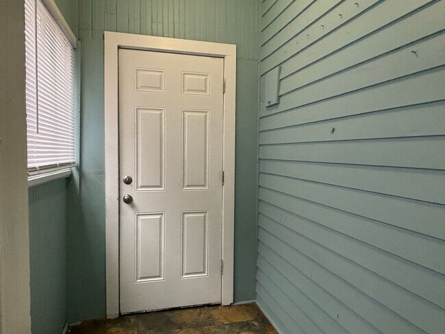 Building Photo - AVAILABLE NOW! Charming 3-Bed, 1-Bath Historic Duplex in Indianapolis!