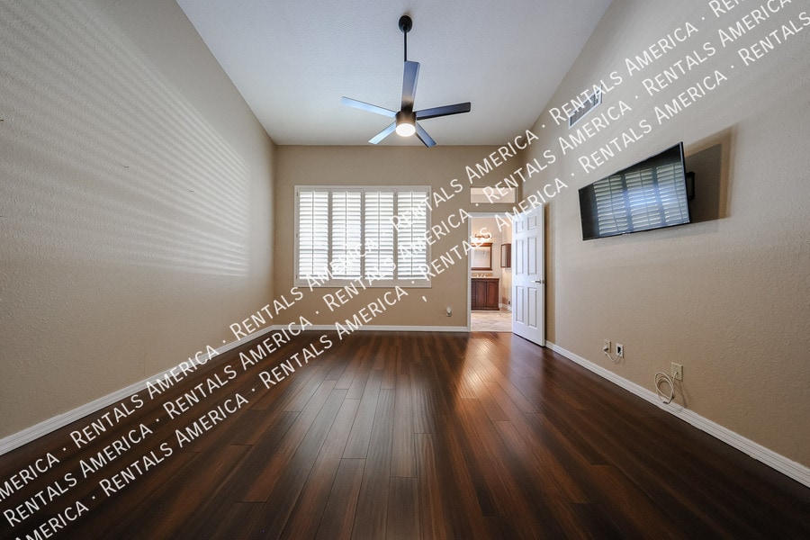 Building Photo - 6126 E Juniper Ave