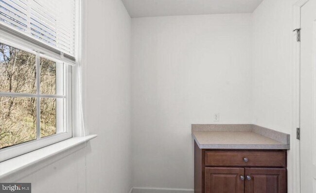 Building Photo - 10 Lenox Ct