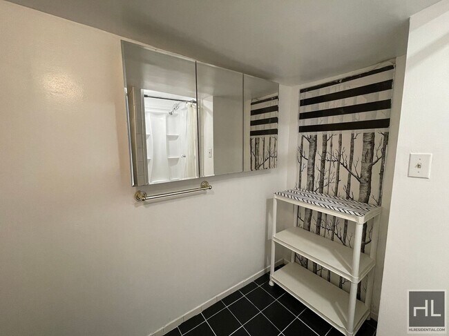 Building Photo - 6 AVENUE