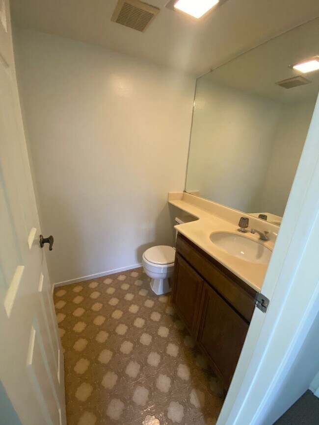 Building Photo - Large 4 Bedroom / 2.5 Bath House in Foster...