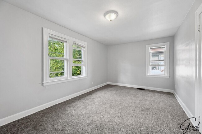 Building Photo - $1250 3 bedrooms
