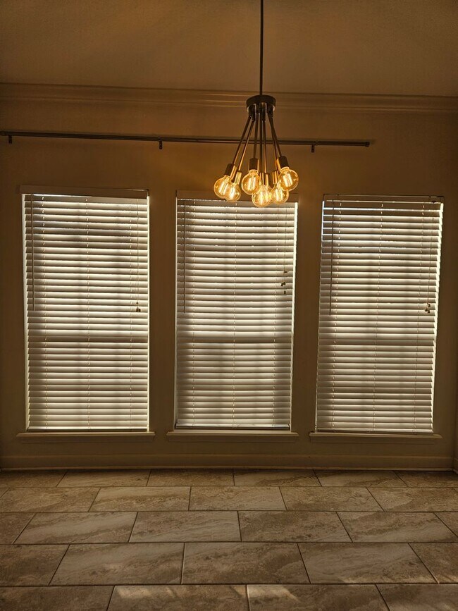 Building Photo - Stunning Executive Custom Built Home with Elite Appliances