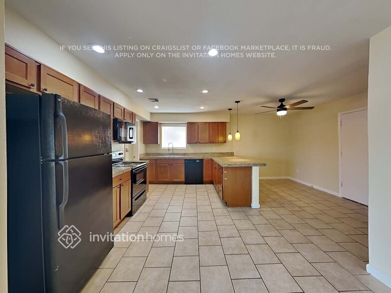 Building Photo - 2911 W Laurel Ln