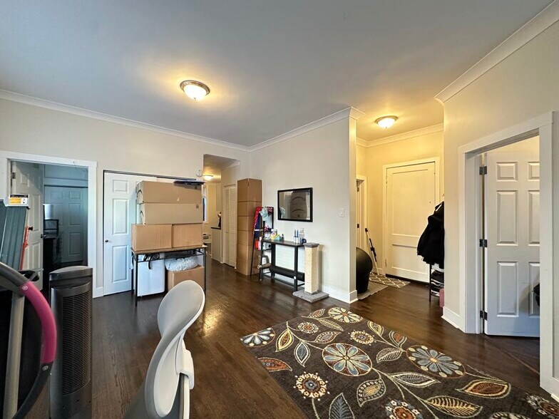 Building Photo - 842 W Waveland Ave