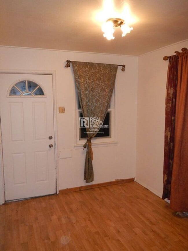 Building Photo - 172 E Claremont St