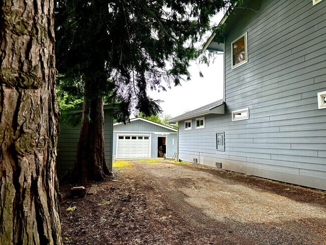 Building Photo - Rare Kent Gem, 3 BR | 3 BA | 2 DEN | 0.41 ...